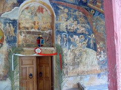 Ано Ксениа. Фрески на фасаде древнего храма